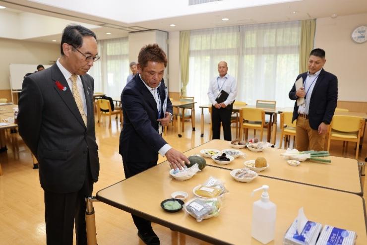 栽培・生産している農産物・加工品の説明を受ける