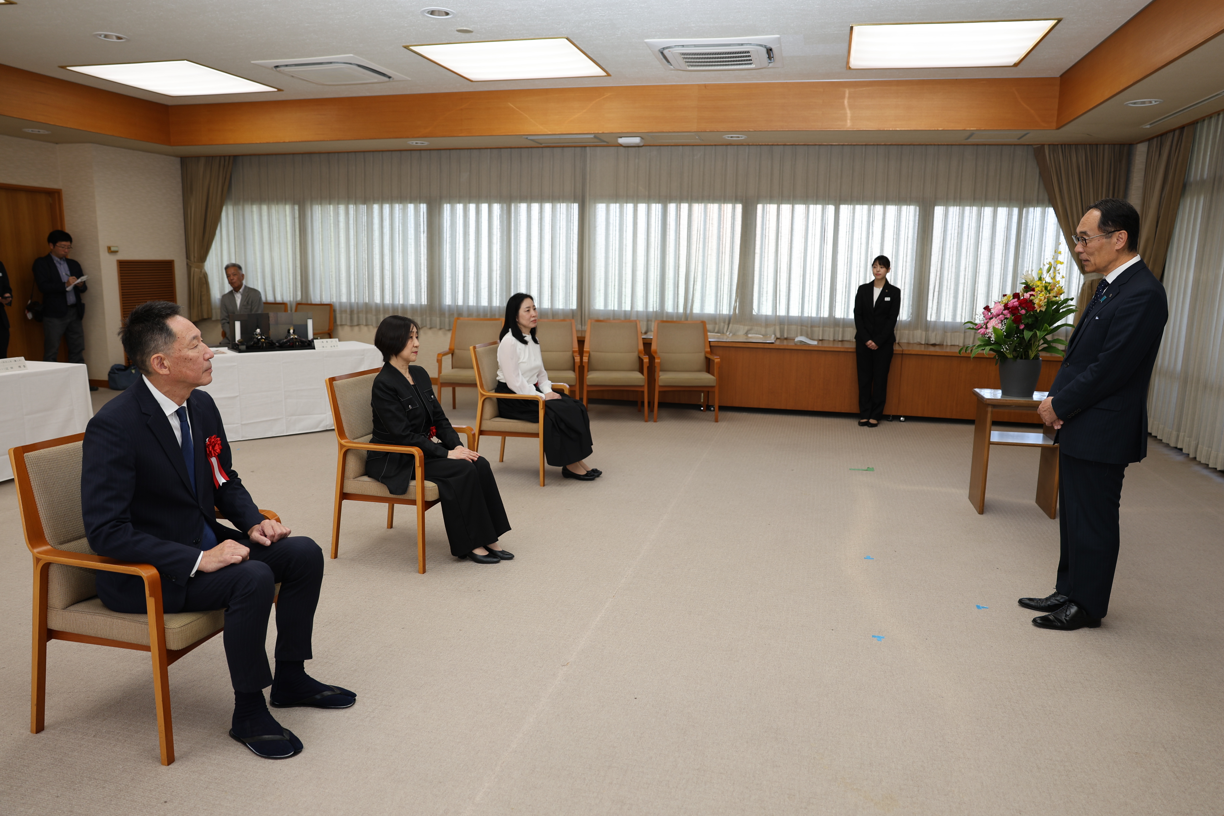 交付式で表彰者に挨拶をする知事の写真
