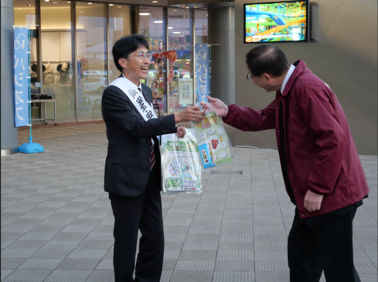 阿左美県議啓発品配布