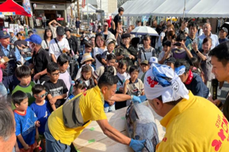 ステージイベントマグロたたき売り
