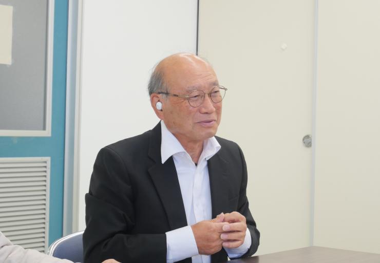  写真：インタビュー中の様子（監事の逸見容明さん）
