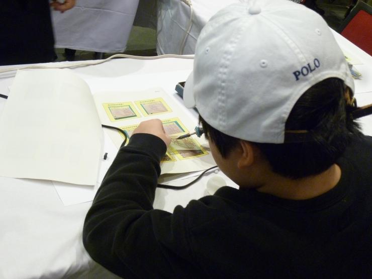 ピンポン玉を使ってイルミネーションを作るこどもの写真