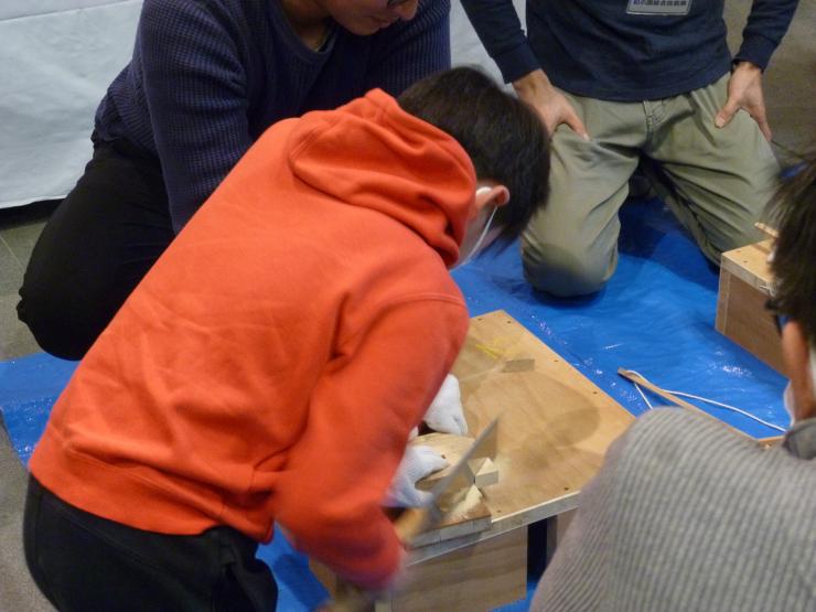 火起こし器を作るこどもの写真