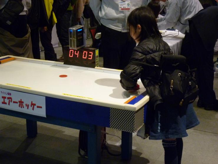 エアーホッケーで遊ぶこどもの写真