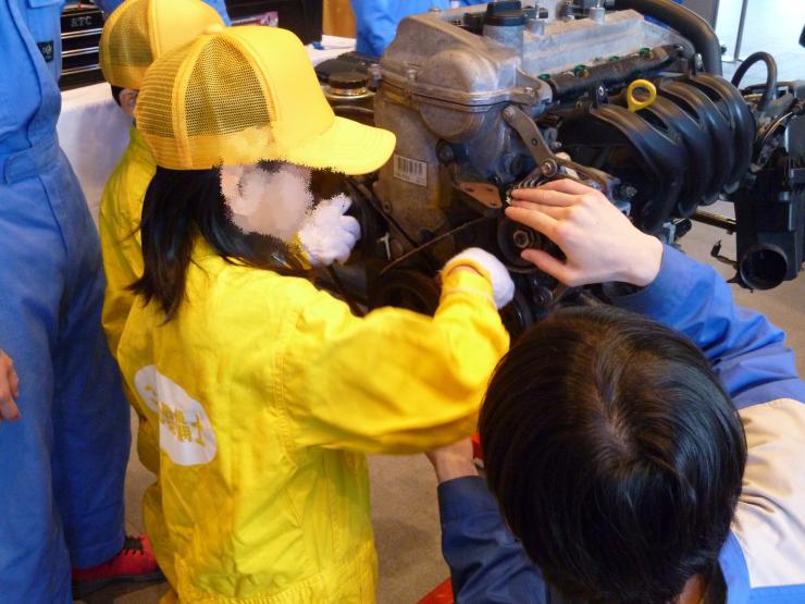 自動車整備士体験をするこどもの写真