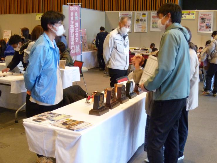 銅製の置き駒など金属加工作品の即売の写真