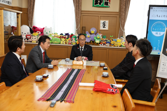 表敬訪問で歓談する様子