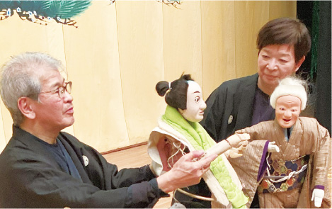 竹間沢車人形を人形師が動かしている写真