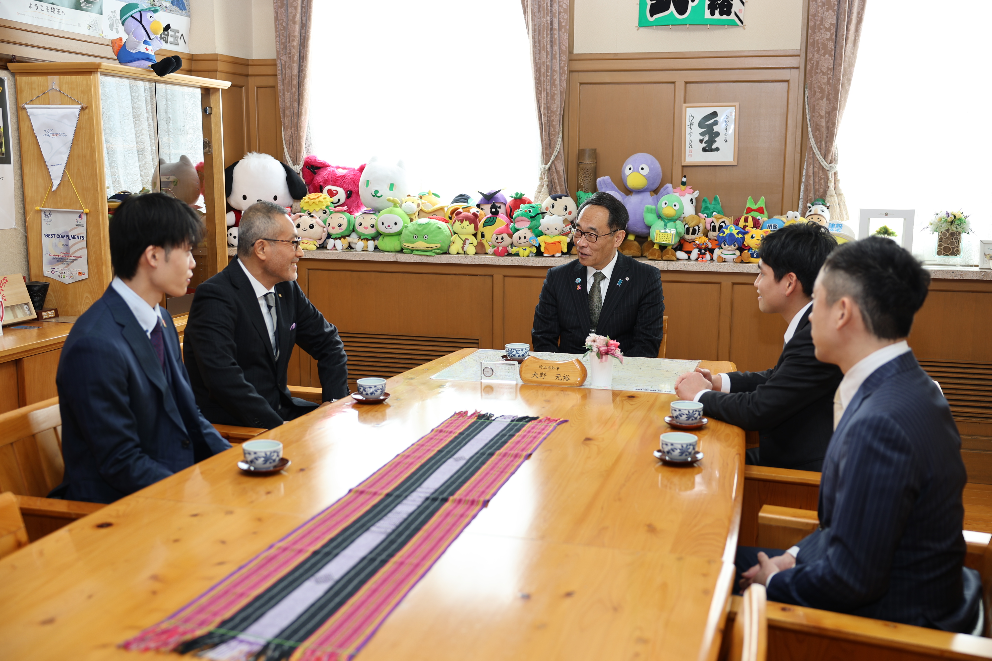 感謝状贈呈者と歓談する様子