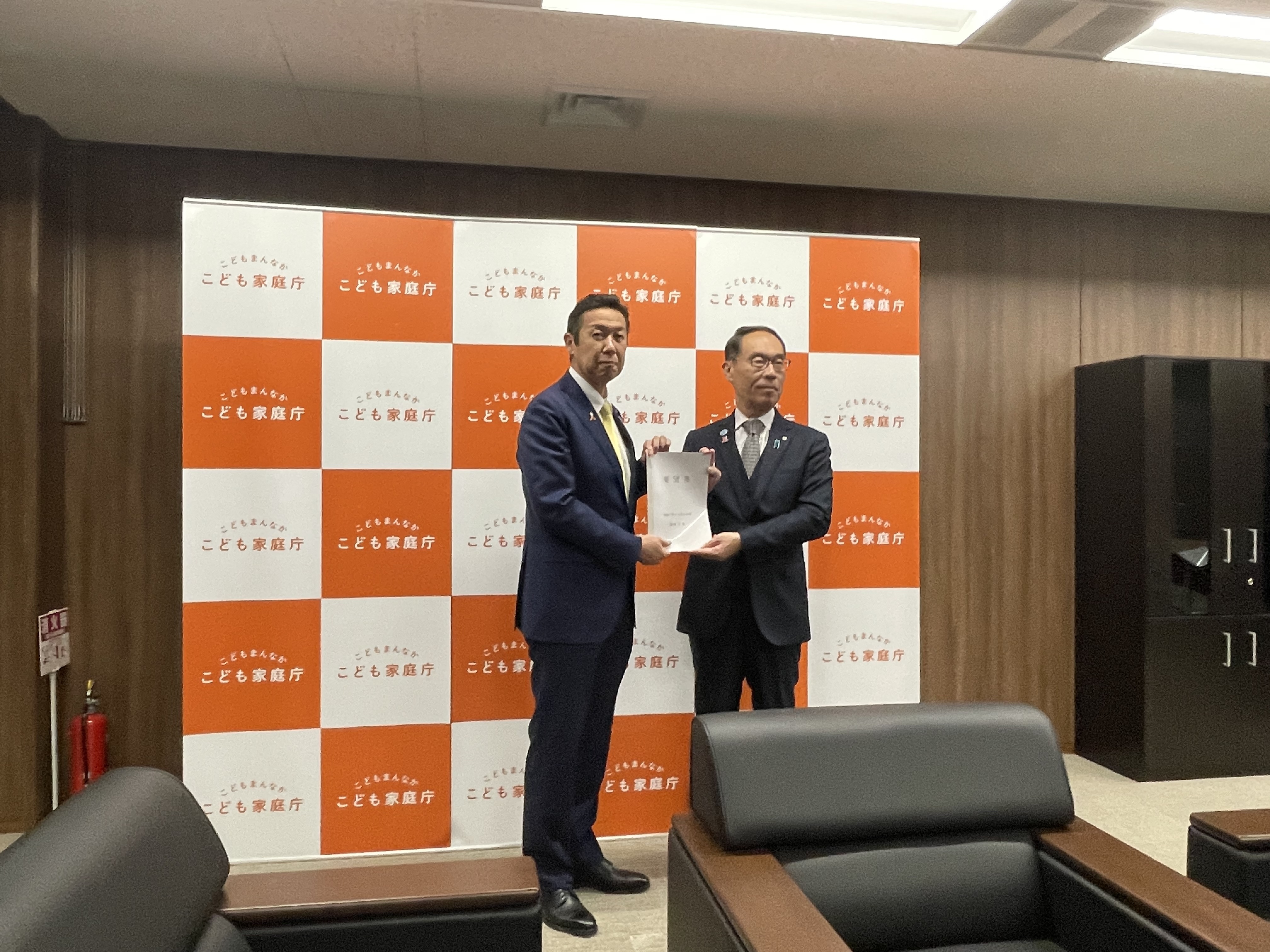 黄川田仁志内閣府特命担当大臣と要望書とともに記念写真を撮る知事の写真