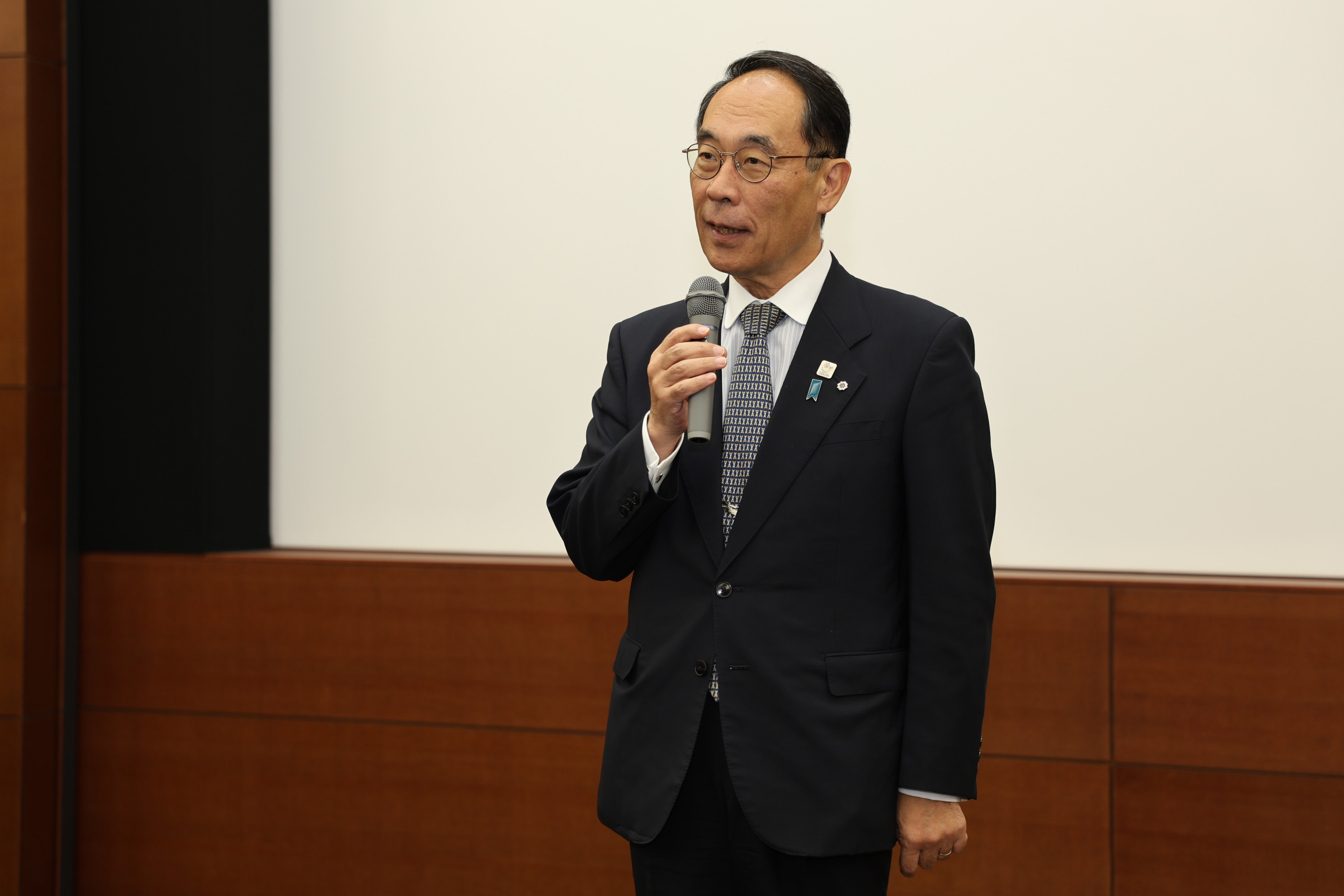 知事が学生らに向けて挨拶・講評する様子