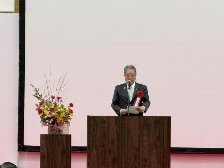 祝辞を述べる飯塚副議長の写真