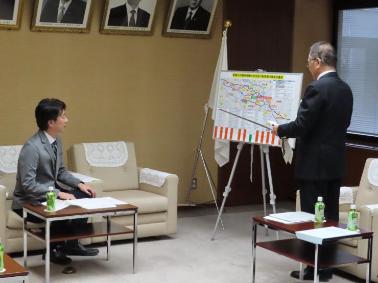 説明を受ける白土幸仁議長の写真