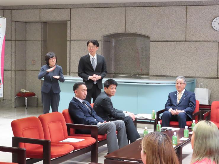 ねぎらいの言葉をおくる白土議長の写真