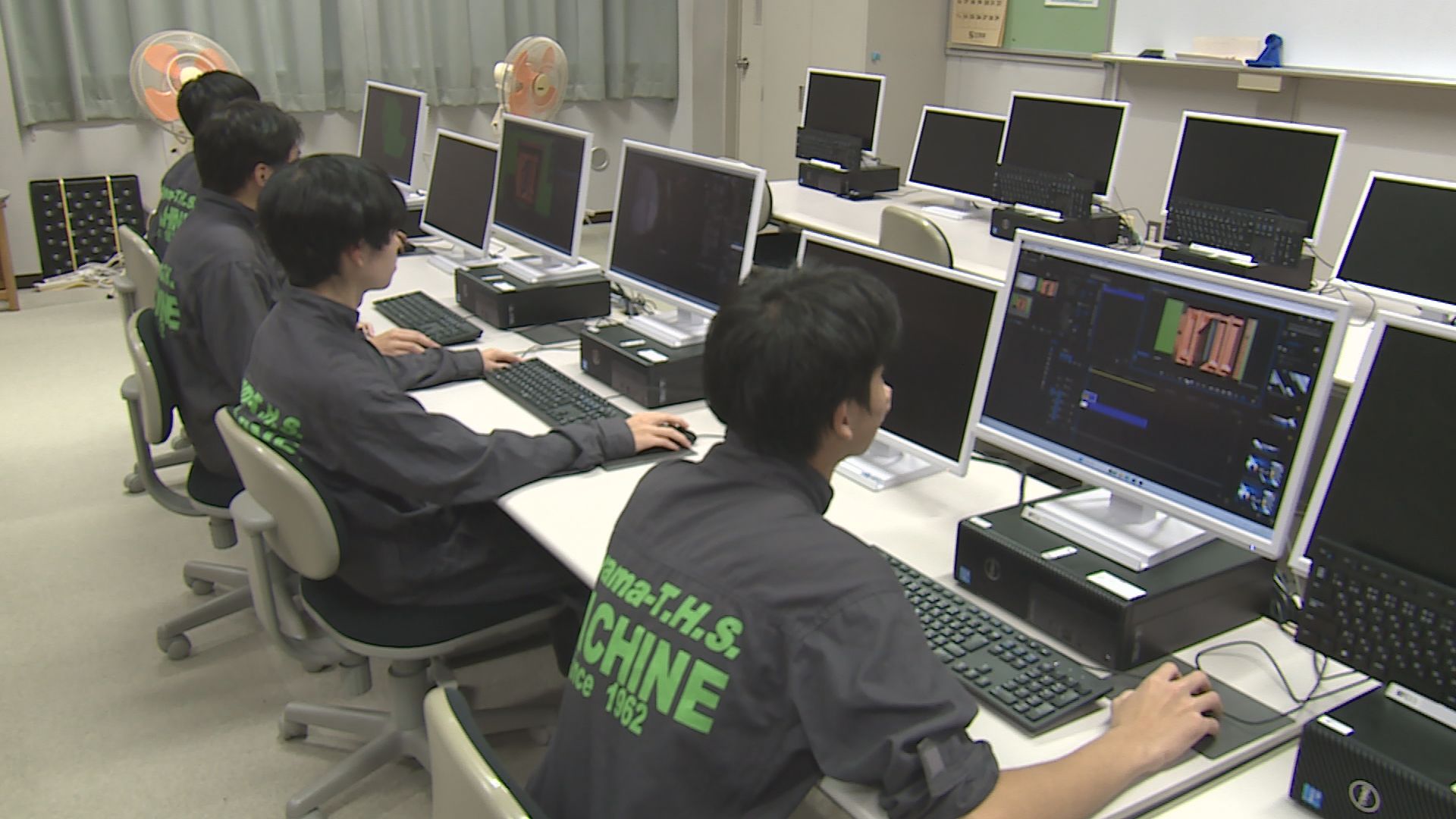 高校生がパソコンでプロジェクションマッピングを作成している様子