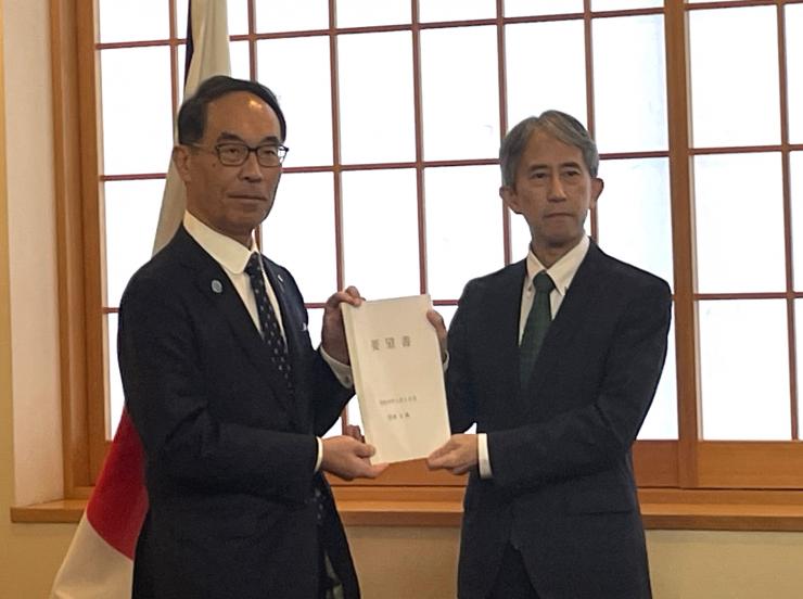 大野知事から岩本外務省中東アフリカ局長への要望書手交時の写真