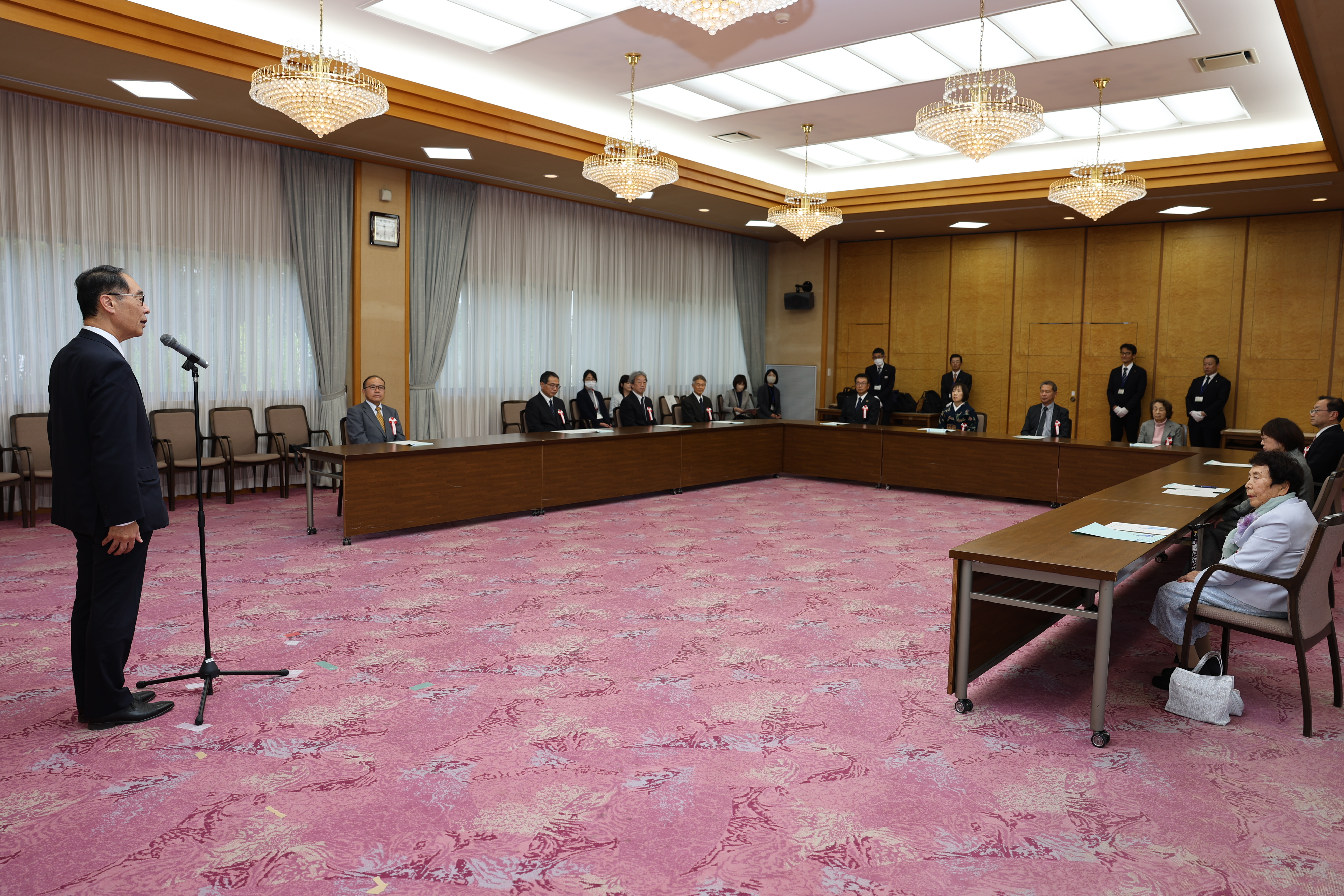 表彰者へ挨拶する様子