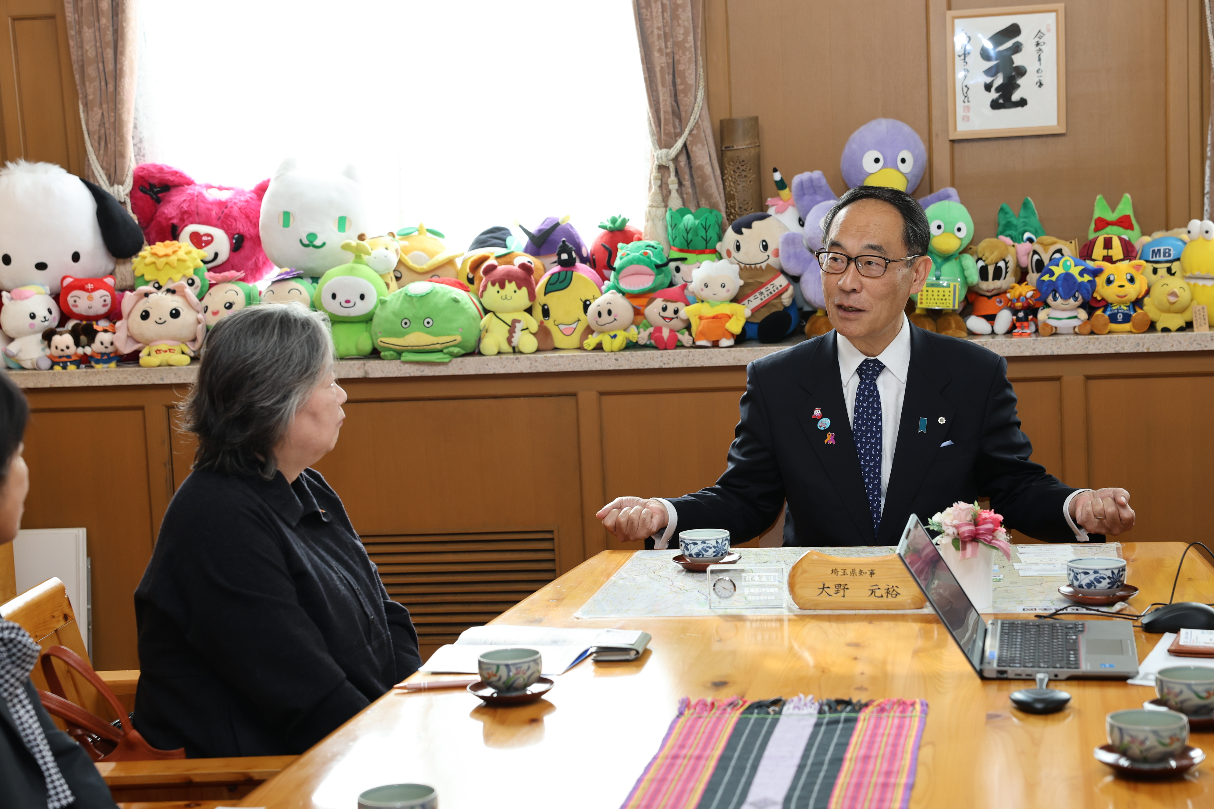 訪問者と会談する様子