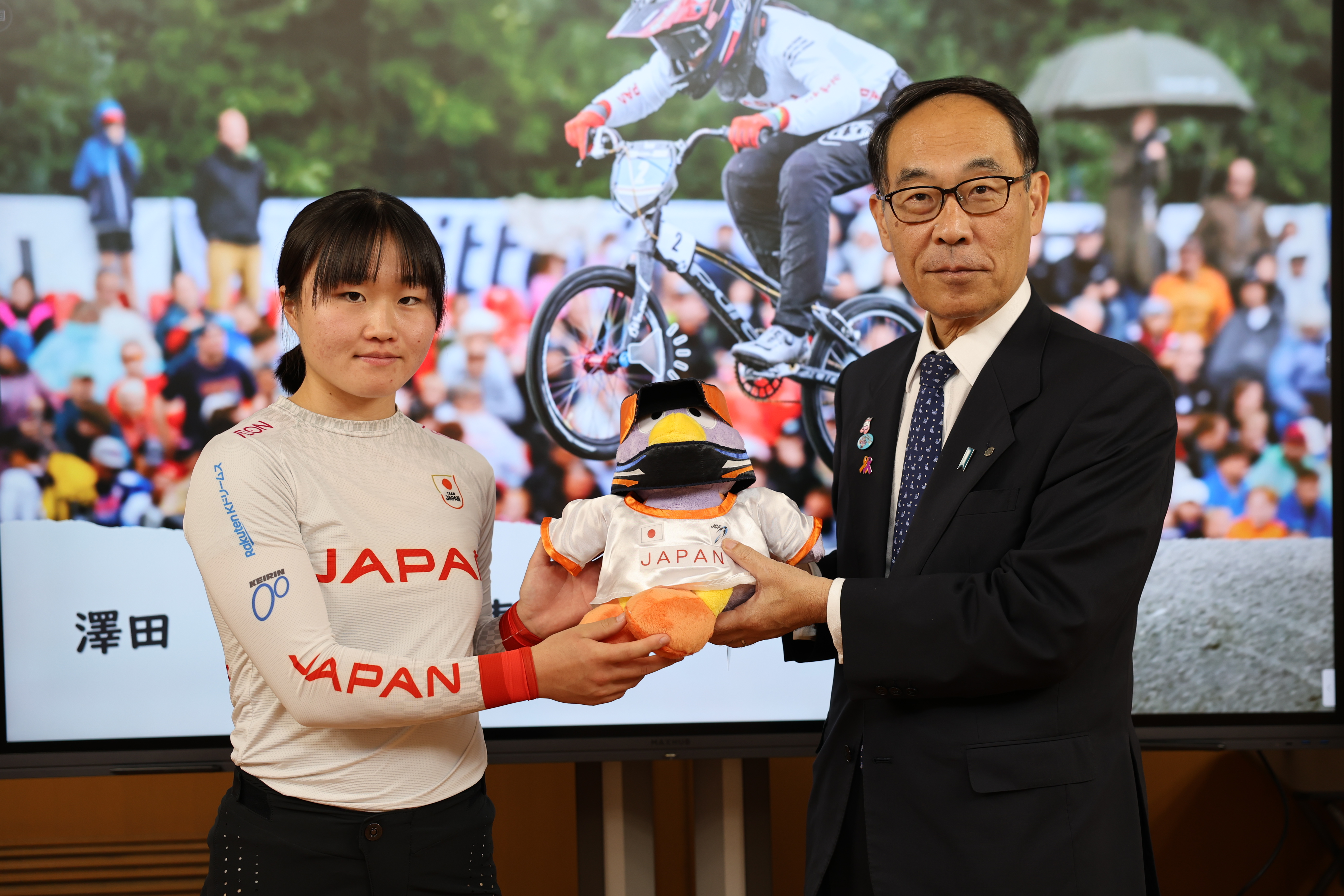 記念写真を撮る知事の写真