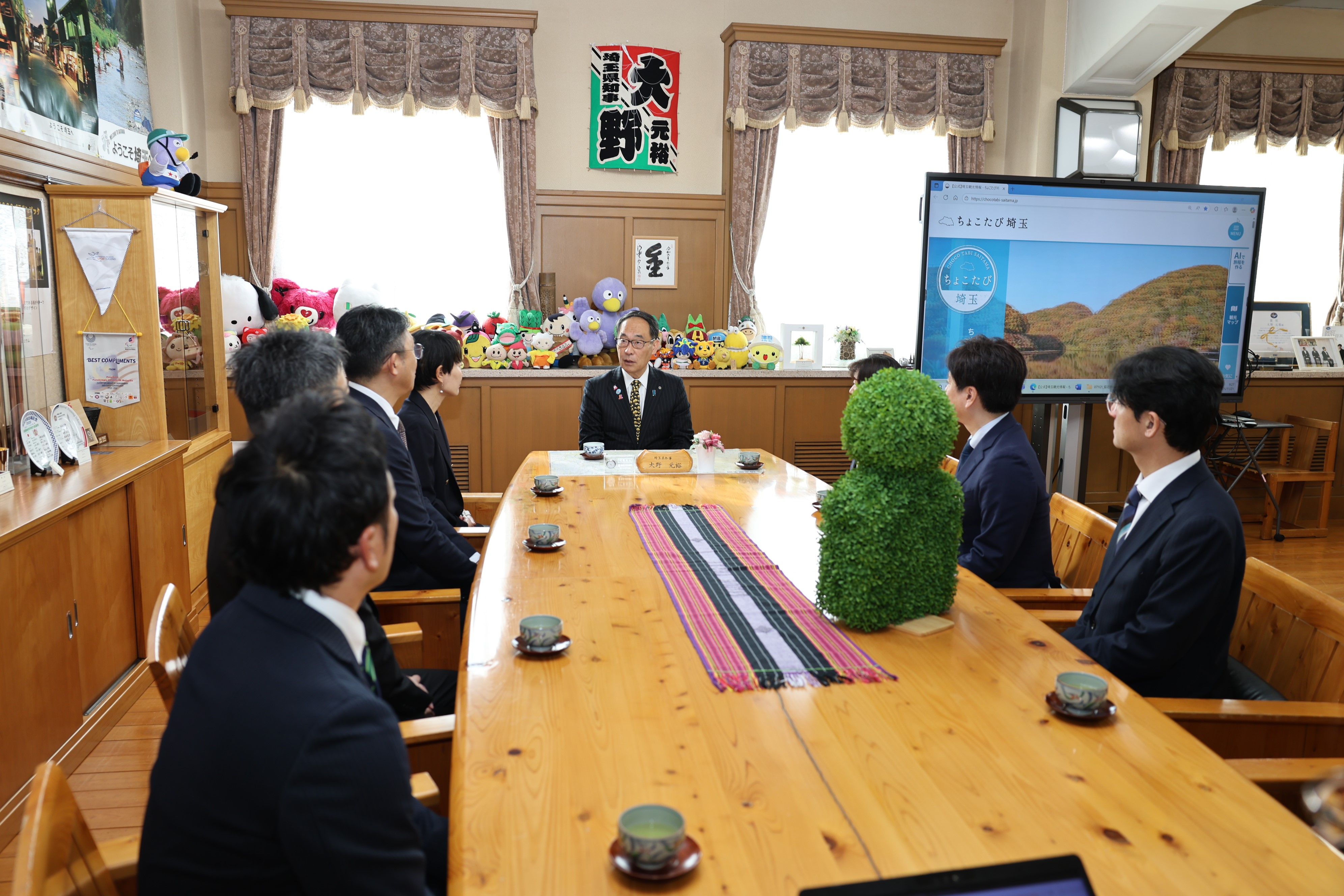 表彰者と歓談する様子