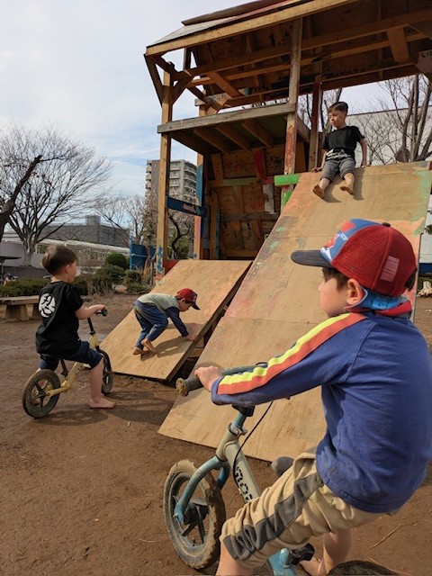 基地で遊ぶこどもたち
