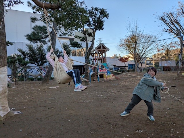 ブランコに乗るこども