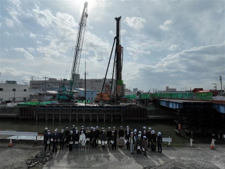 現場見学の様子をドローンで集合写真を撮影(総合土木職)