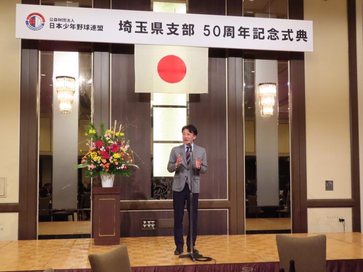 あいさつを述べる白土議長