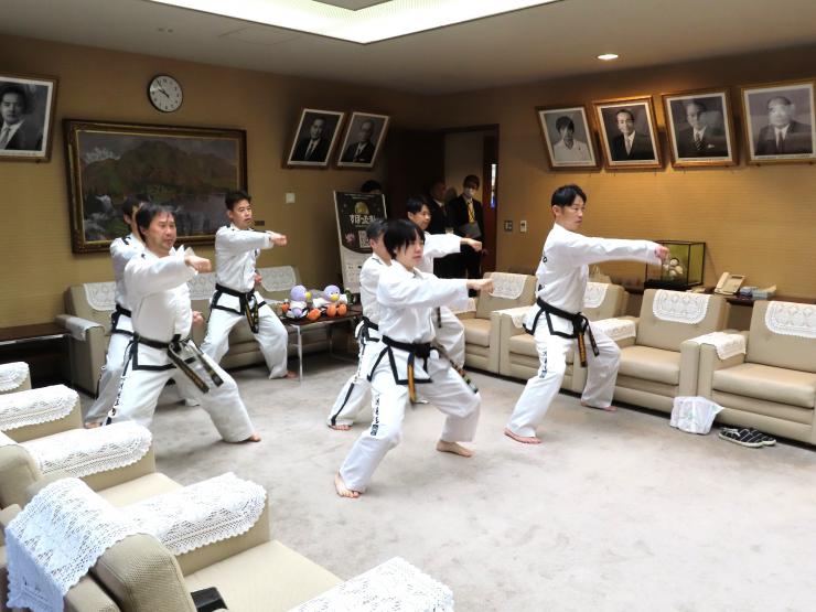 演武を披露している写真