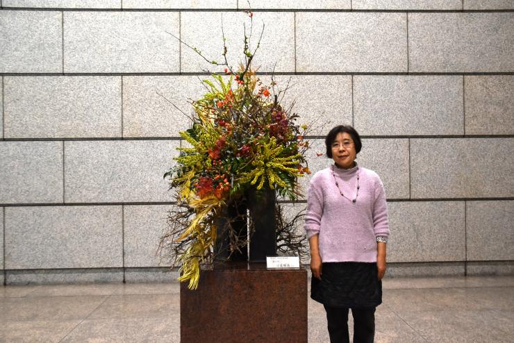 生け花と先生の写真