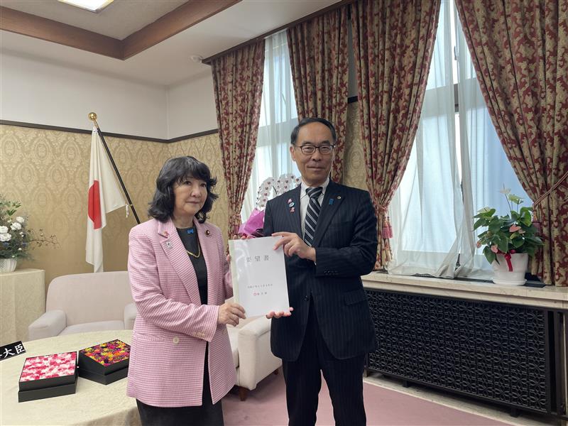 財務大臣と写真を撮る知事の写真