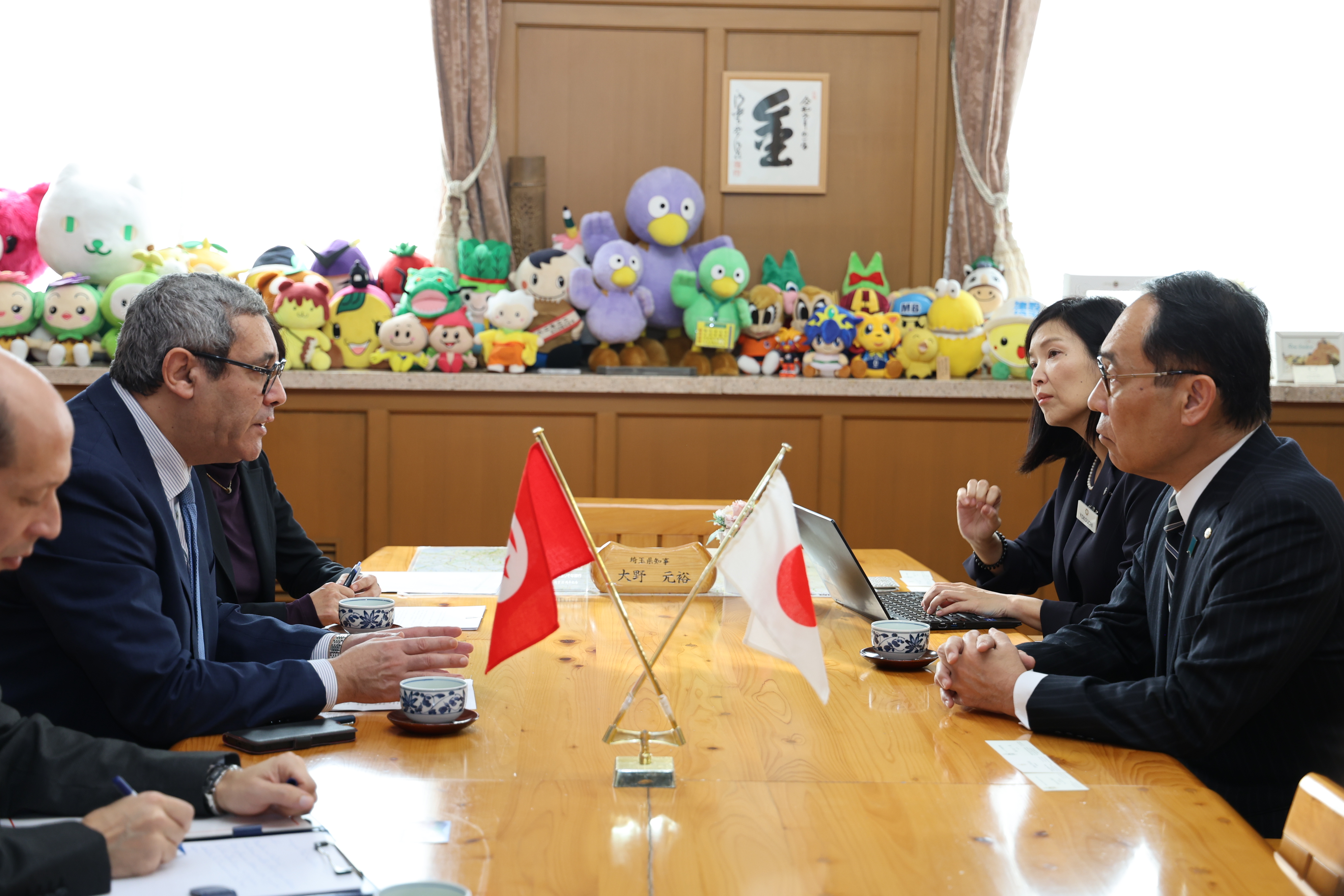 表敬訪問で会談する様子