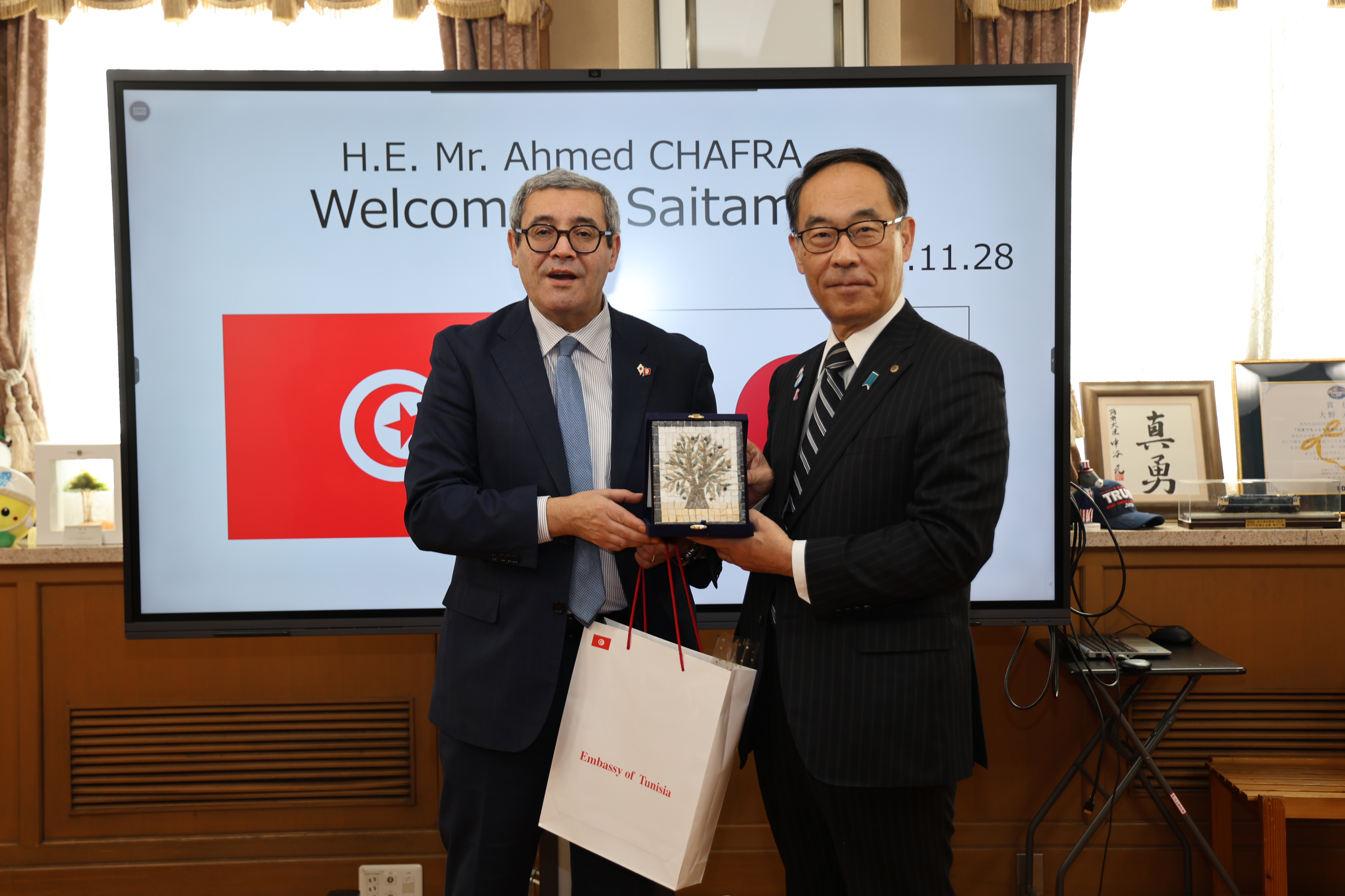 表敬訪問で記念撮影をする写真