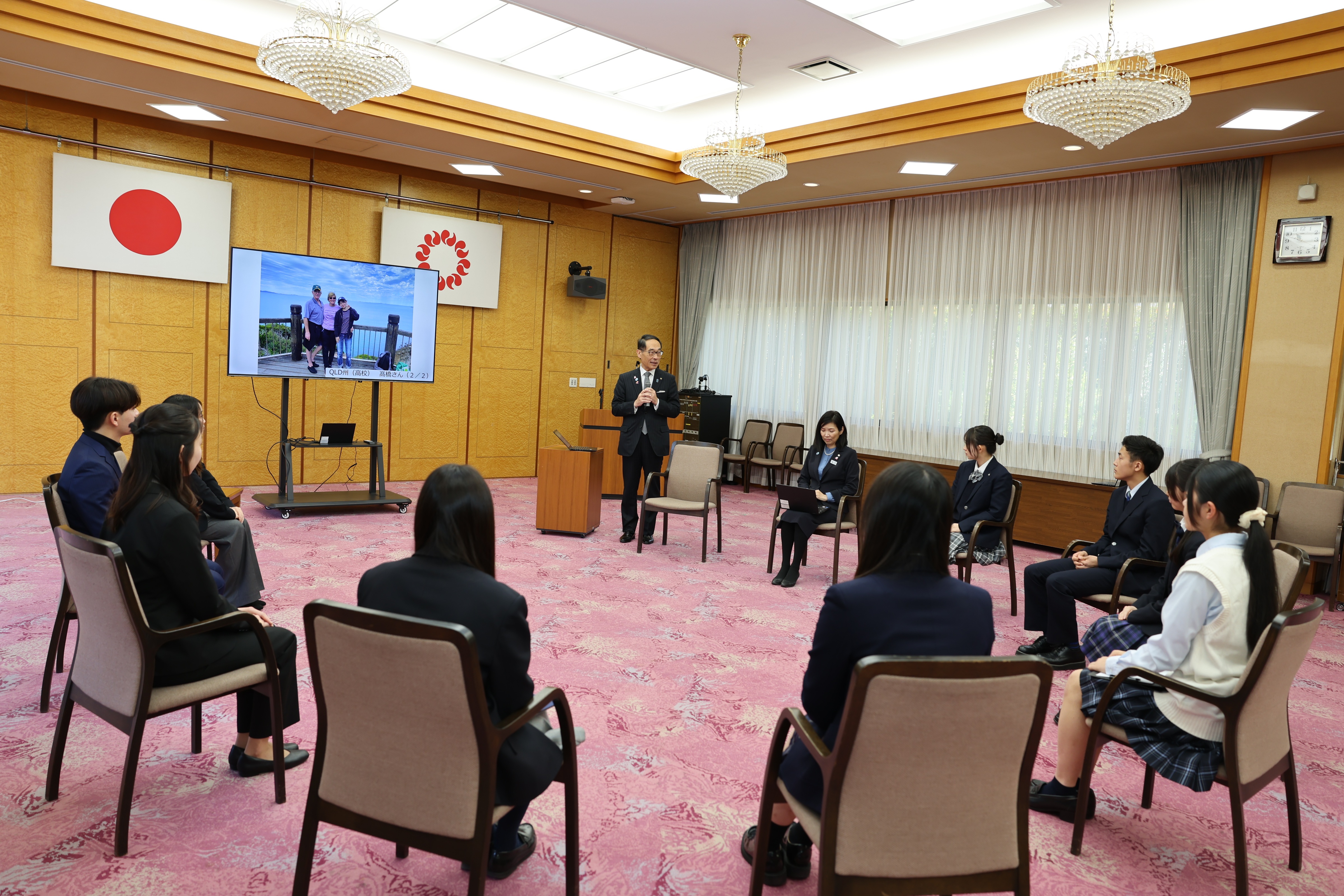 奨学生に挨拶する知事の写真
