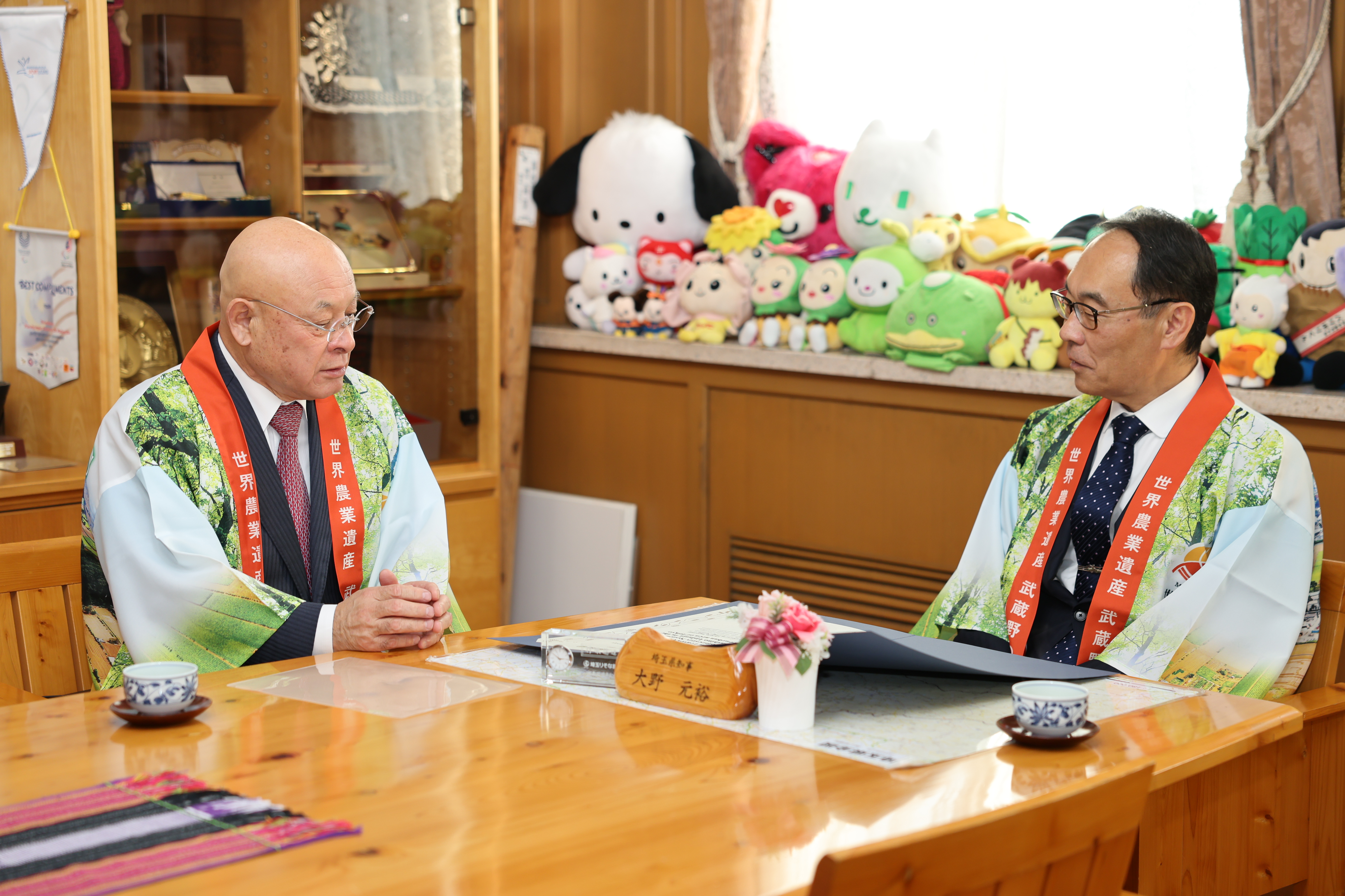 訪問者と会談する知事の写真