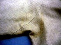 腋の下あたりが変色した服の写真