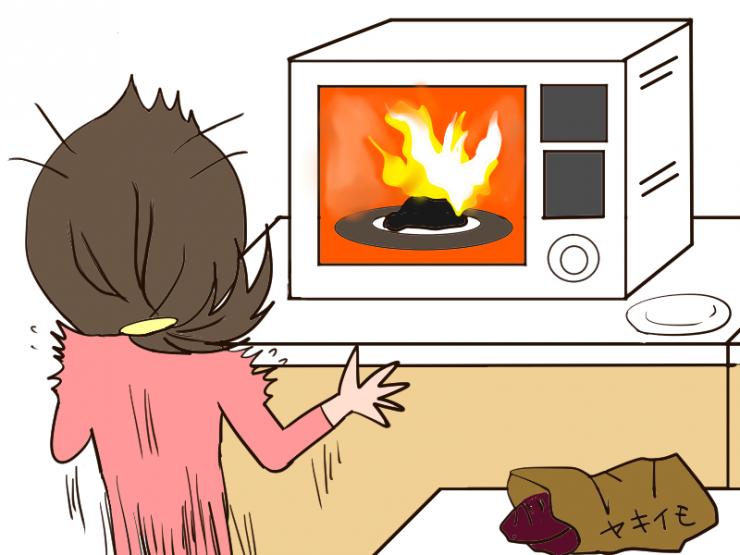 電子レンジのオート機能で温め中の焼き芋から出火して驚く女性のイラスト