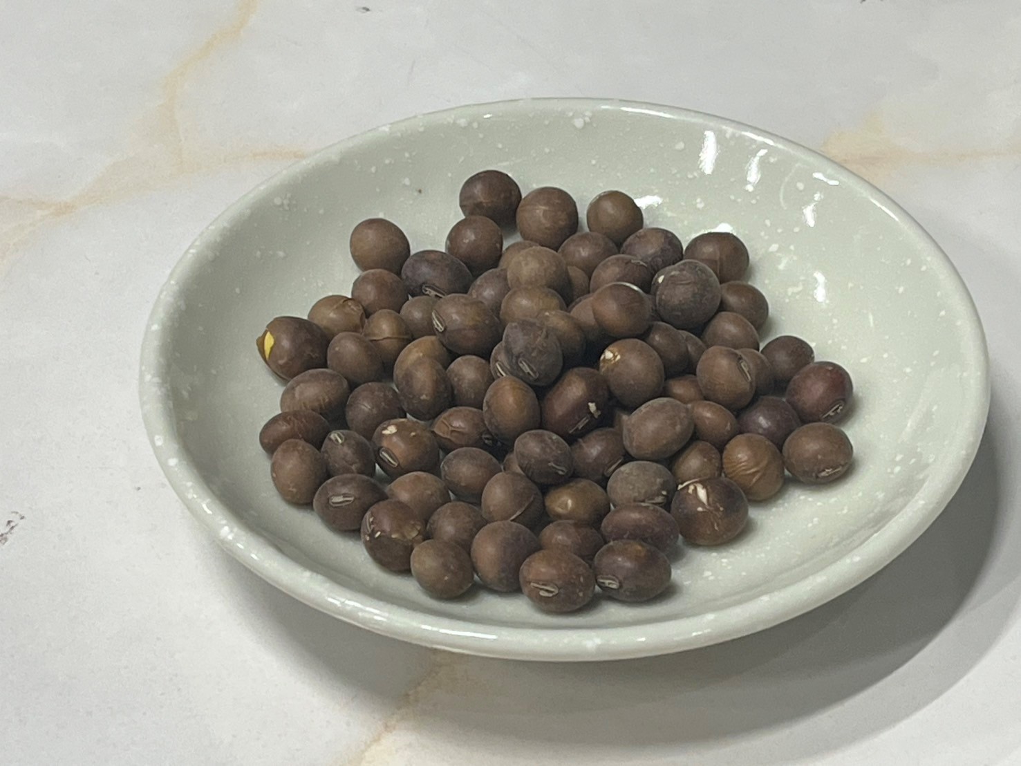 妻沼茶豆が皿にのっている