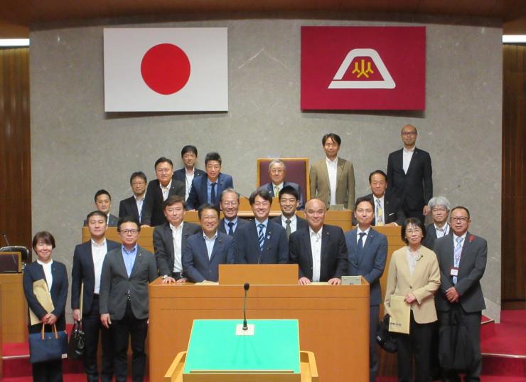 山梨県議会にて議員とスタッフの集合写真