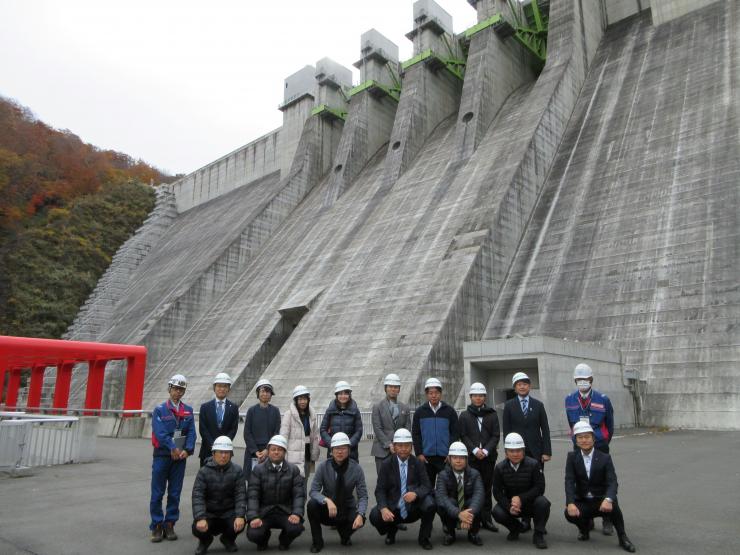 八ッ場ダムにて議員とスタッフの集合写真