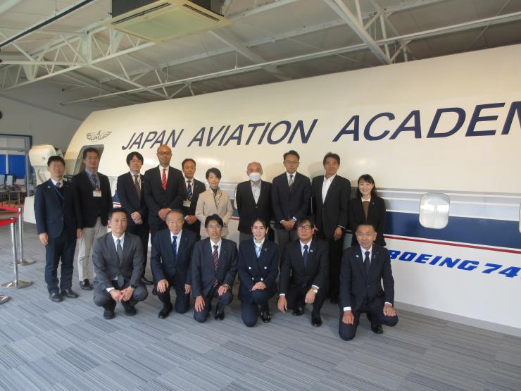 日本航空高等学校山梨にて議員とスタッフの集合写真