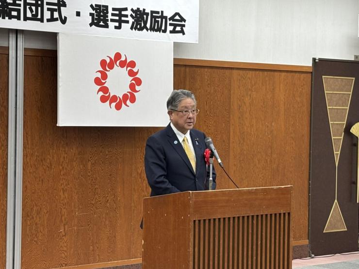 激励の言葉をおくる飯塚副議長の写真