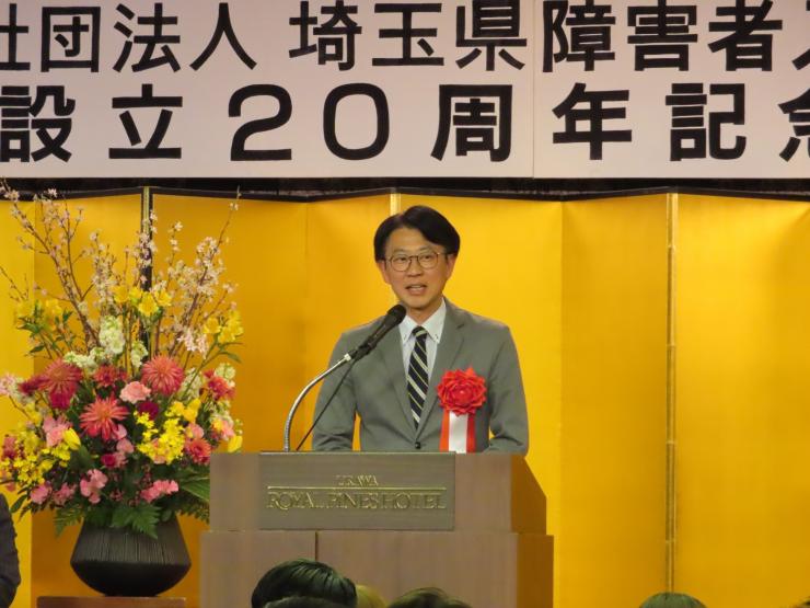あいさつを述べる白土議長の写真