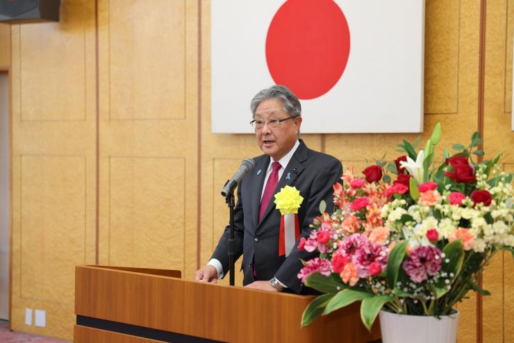 祝辞を述べる飯塚俊彦副議長の写真