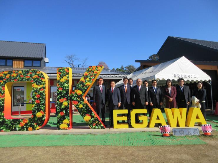 道の駅べに花の郷おけがわにて議員とスタッフの集合写真