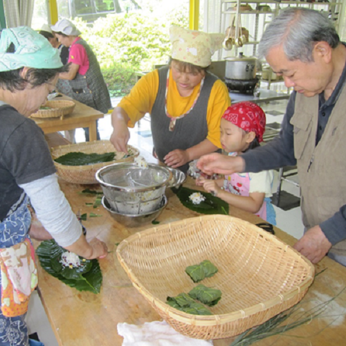 ツトッコ作りの様子