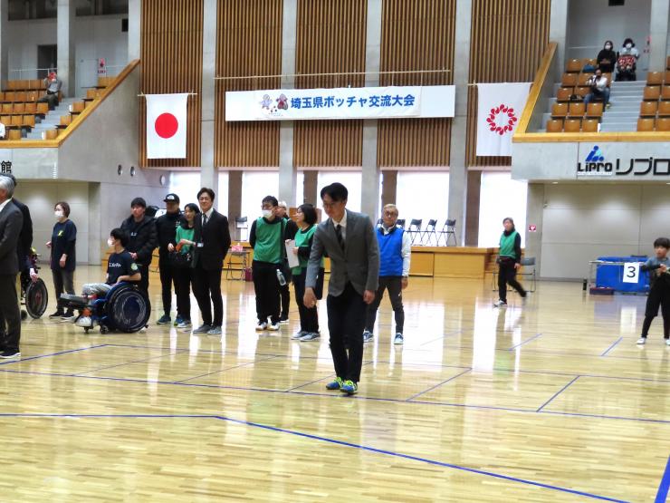 始球式を行う白土議長