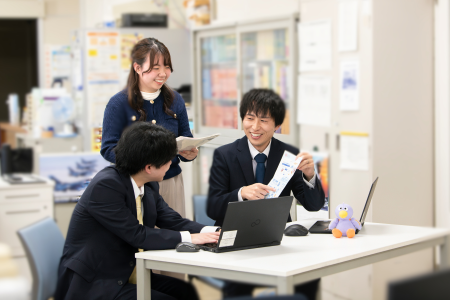 打合せする職員の写真