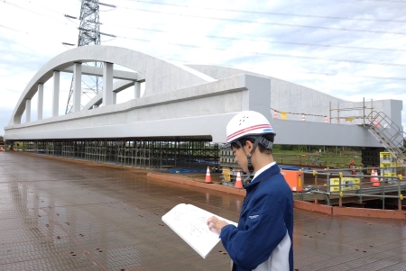 図面を手にする職員の写真