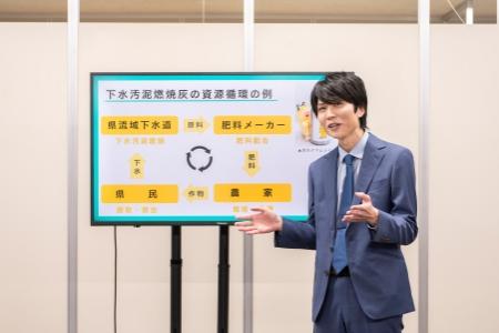 説明する職員の写真